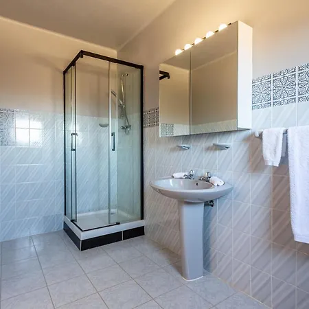 Trendy With Swimming Pool - Aircon Optional - Akosua * Budens