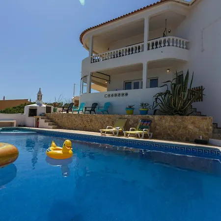 Trendy With Swimming Pool - Aircon Optional - Akosua