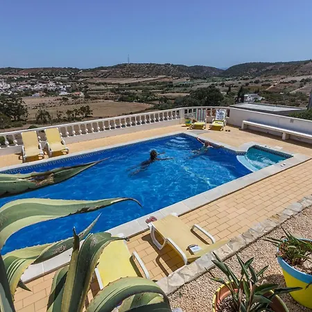 Trendy With Swimming Pool - Aircon Optional - Akosua