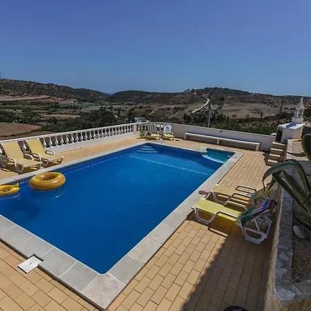 Trendy With Swimming Pool - Aircon Optional - Akosua *